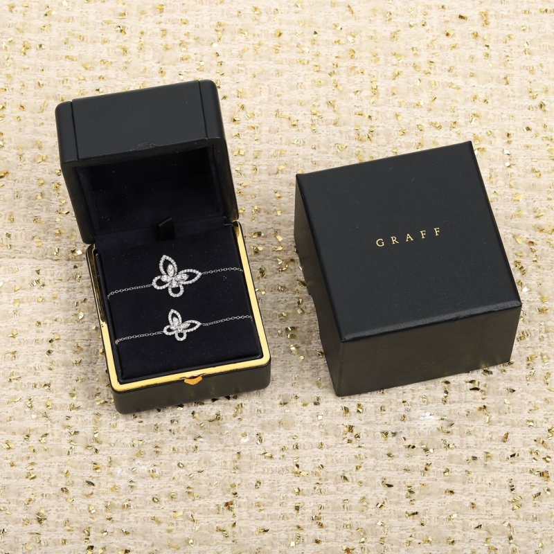 G*u*i necklaces